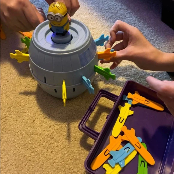 Minion Pop-Up pirate barrel Game - Picture 3 of 4